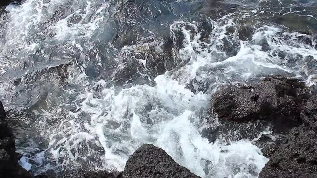 제주도의 현무암 바닷가 암석 위에서 내려다본 파도가 부서지는 영상