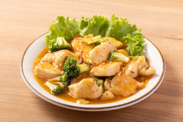 鶏肉とブロッコリーのチリソース煮