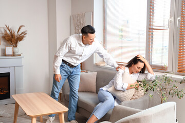 Obraz premium Young man quarreling with his wife at home