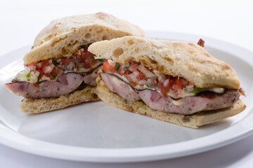 Sanduíche de linguiça toscana com queijo e vinagrete