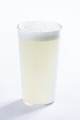 Suco de limão em um copo de vidro em um fundo branco