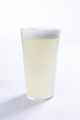 Suco de limão em um copo de vidro em um fundo branco