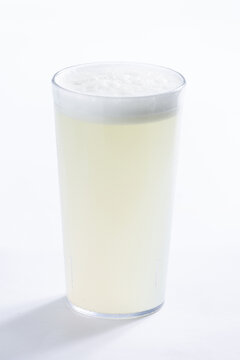 Suco de lim&atilde;o em um copo de vidro em um fundo branco