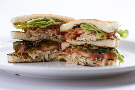 Sandu&iacute;che de frango com queijo, tomate e alface, em um prato