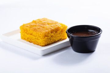 Bolo de cenoura com calda de chocolate