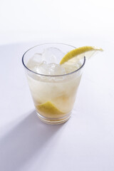 Caipirinha de saque com limão