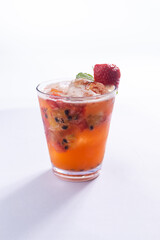 Caipirinha tradicional de frutas vermelas