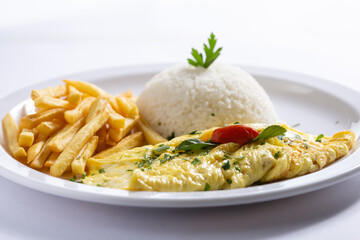 Omelete com arroz e batata frita
