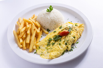 Omelete com arroz e batata frita