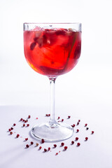 Drink de Gin e frutas vermelhas, limão e frutas desidratadas no fundo branco