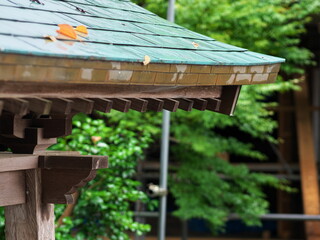 古い街並みの家の軒先
