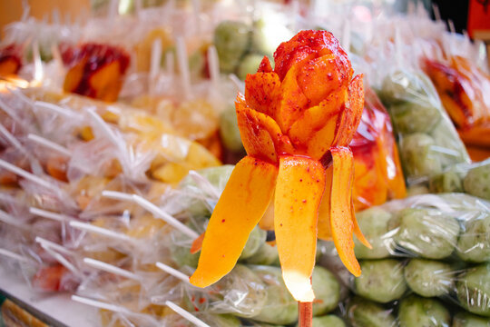 Mango enchilado en puesto de fruta 