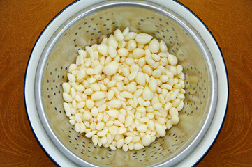 garlic cloves in a bowl. Raw garlic for vacuum. Peeled garlic clove in a drushlak. View from above. Selective focus.