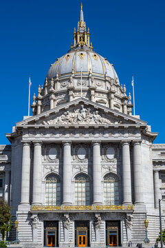 The imposing cupola of the San Francisco City Hall on a sunny day