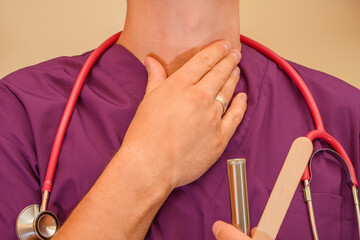Lekarz laryngolog pokazuje badanie gardła , trzyma się za krtań  - obrazy, fototapety, plakaty
