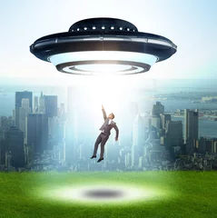 Crédence de cuisine en verre imprimé UFO Flying saucer abducting young businessman