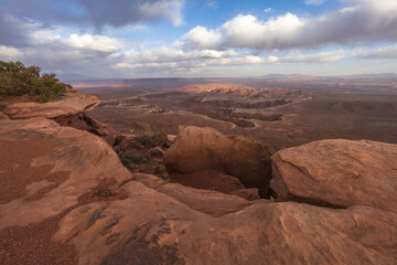 Fototapeta na wymiar hiking the grand view point trail in the island in the sky in canyonlands national park, usa