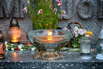 Znicz Świeczka na grobie osoby bliskiej świeci podczas święta zmarłych.