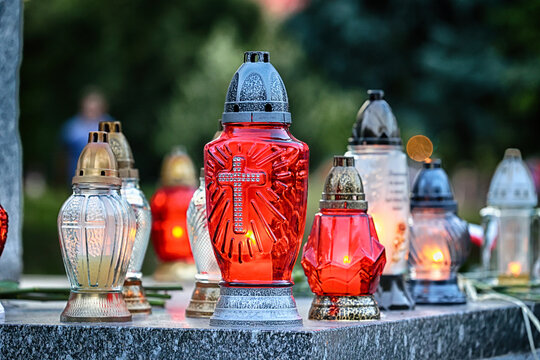 Znicz Świeczka na grobie osoby bliskiej świeci podczas święta zmarłych.