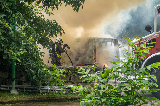 bombero apagando el incendio de un coche 