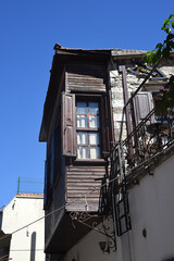 Fototapeta na wymiar alte wunderschöne Fassaden in Cesme, Türkei