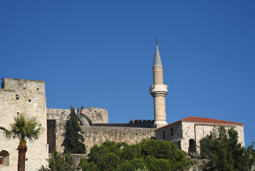 Fototapeta na wymiar alte Moschee und Minaraett in Türkei