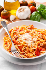 Piatto di tipici spaghetti al pomodoro e formaggio, cibo italiano 