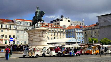 Platz mit vielen Tuk - Tuks im Ortsteil Baixa in Lissabon mit Reiterstatue von Dom. Joao I.