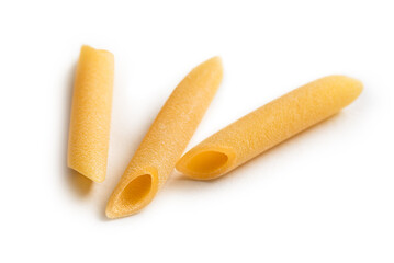 Penne lisce crude isolate su fondo bianco, un tipico formato di pasta italiana, cibo europeo 