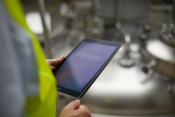 Arbeiter bedient Tablet