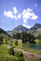 Étang de laurenti en Ariège paysage lac de montagne Pyrénées tourisme vacances été