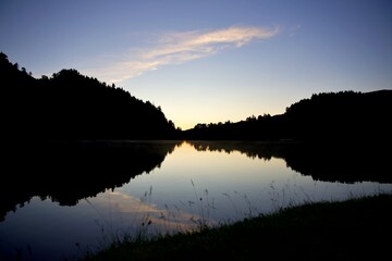 Fototapeta premium Étang de laurenti Ariège tourisme Pyrénées lac de montage à l'aube.