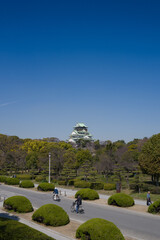 Fototapeta na wymiar Scenic view of Osaka castle with trees and clear blur sky