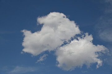 晴れの日の空に浮かんだ2つの雲