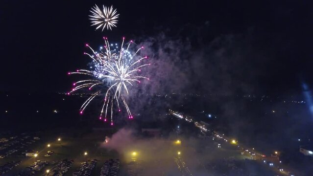 Vista a&eacute;rea de celebraci&oacute;n con fuegos artificiales.