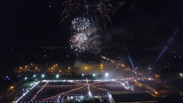 Vista a&eacute;rea de celebraci&oacute;n con fuegos artificiales.