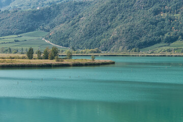 Blick über einen Teil des Kalterer Sees in Südtirol