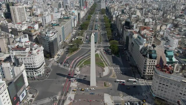 Obelisco de Buenos Aires, Avenida 9 de Julio, Argentina. Video con drone.