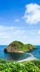 夏の青空と青い海、陸続きになるトンボロ現象がある二ツ亀