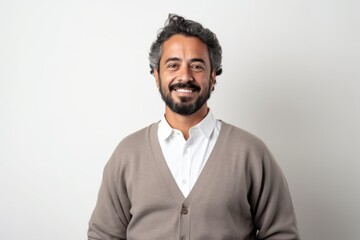 Obraz premium Portrait of a handsome Indian man smiling and looking at camera.