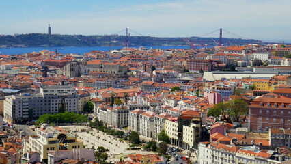 schönes Panorama über Lissabon bis zum Fluss Tejo vom Aussichtspunkt   "Nossa Senhora Do Monte" 