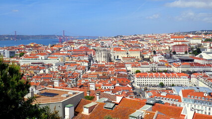 schöner Blick von der Burg über die Stadt Lissabon bis zum Fluss Tejo mit blauem Himmel und weißen Wolken