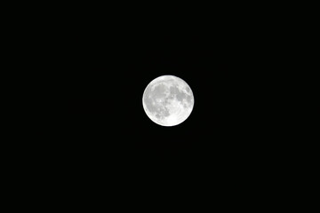 full moon appearance in the night sky, the moon's incomplete full moon phase,