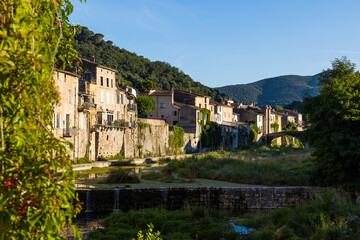 Fototapeta na wymiar Village de Sumène autour de la rivière Rieutord, dans le sud des Cévennes, sous le soleil du petit matin
