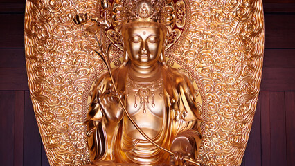 Obraz premium Golden buddha statue in Chinese temple with wooden background.