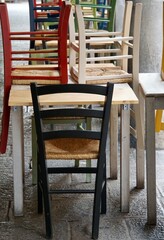 gestapelte Stühle und Tische Restaurant 