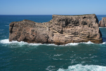 Felsformation im Meer von Portugal bei Cabo Sao Vizence