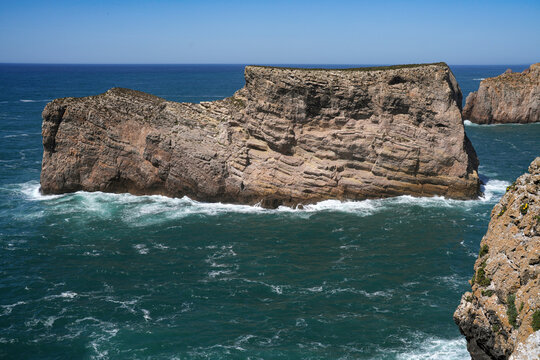 Felsformation im Meer von Portugal bei Cabo Sao Vizence