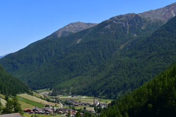 Schöne Landschaft mit Bergen und dem Dorf Senales im Schnalstal in Südtirol 