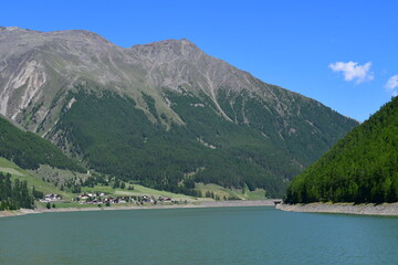 Fototapeta na wymiar Schöne Landschaft mit Blick über den Vernagter Stausee und Bergen im Schnalstal in Südtirol 